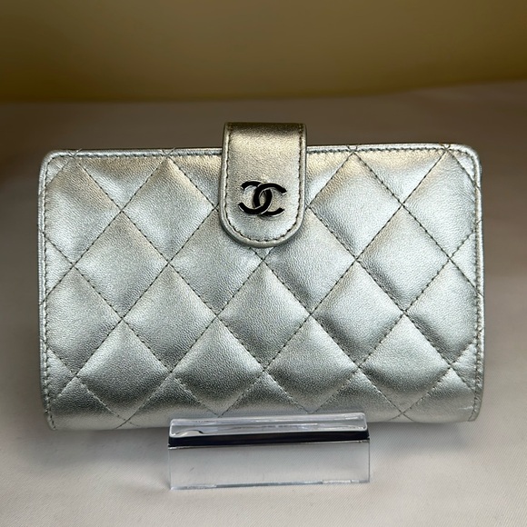 CHANEL CC Metallic Silver Snap Closure Med., Box, Made in Italy, Series #15 2011 - Picture 4 of 17